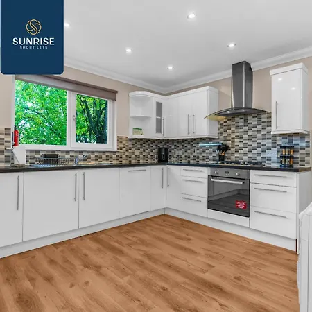 Muirton House 2 - Sleeps 8 Has 4 Twin Bedrooms With 4 Car Driveway, 2 Bathrooms, Smart Tv, Fully Equipped Kitchen, Large Dining And Living Space, Rear Garden, Free Wifi, Long Stays Welcome, Price Match Gaurantee By Sunrise Short Lets * Dundee