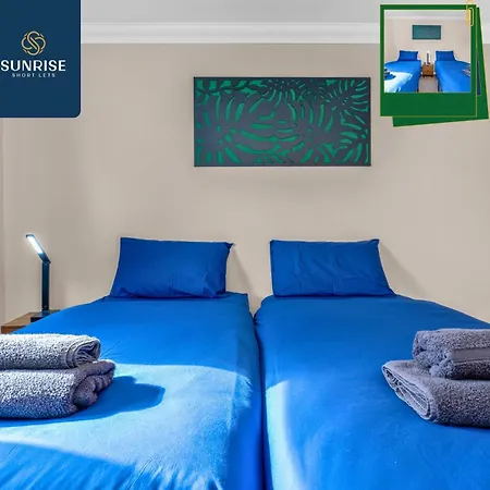 Casa de férias Muirton House 2 - Sleeps 8 Has 4 Twin Bedrooms With 4 Car Driveway, 2 Bathrooms, Smart Tv, Fully Equipped Kitchen, Large Dining And Living Space, Rear Garden, Free Wifi, Long Stays Welcome, Price Match Gaurantee By Sunrise Short Lets