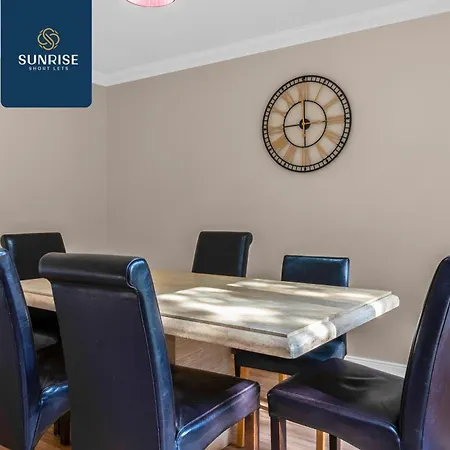 Casa de férias Muirton House 2 - Sleeps 8 Has 4 Twin Bedrooms With 4 Car Driveway, 2 Bathrooms, Smart Tv, Fully Equipped Kitchen, Large Dining And Living Space, Rear Garden, Free Wifi, Long Stays Welcome, Price Match Gaurantee By Sunrise Short Lets Dundee