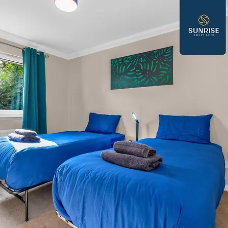 Muirton House 2 - Sleeps 8 Has 4 Twin Bedrooms With 4 Car Driveway, 2 Bathrooms, Smart Tv, Fully Equipped Kitchen, Large Dining And Living Space, Rear Garden, Free Wifi, Long Stays Welcome, Price Match Gaurantee By Sunrise Short Lets