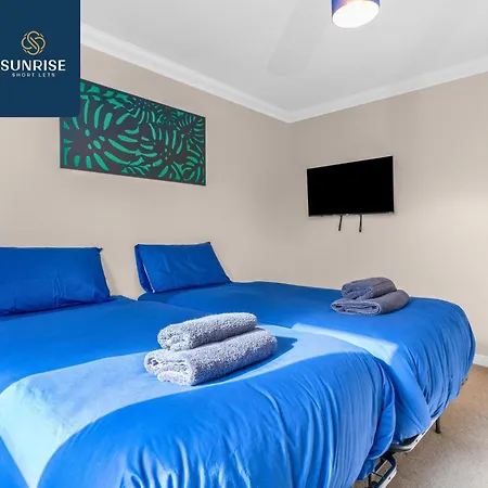Muirton House 2 - Sleeps 8 Has 4 Twin Bedrooms With 4 Car Driveway, 2 Bathrooms, Smart Tv, Fully Equipped Kitchen, Large Dining And Living Space, Rear Garden, Free Wifi, Long Stays Welcome, Price Match Gaurantee By Sunrise Short Lets Casa de férias Dundee
