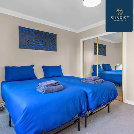Muirton House 2 - Sleeps 8 Has 4 Twin Bedrooms With 4 Car Driveway, 2 Bathrooms, Smart Tv, Fully Equipped Kitchen, Large Dining And Living Space, Rear Garden, Free Wifi, Long Stays Welcome, Price Match Gaurantee By Sunrise Short Lets Dundee