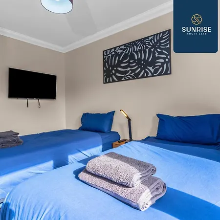 Casa de férias Muirton House 2 - Sleeps 8 Has 4 Twin Bedrooms With 4 Car Driveway, 2 Bathrooms, Smart Tv, Fully Equipped Kitchen, Large Dining And Living Space, Rear Garden, Free Wifi, Long Stays Welcome, Price Match Gaurantee By Sunrise Short Lets