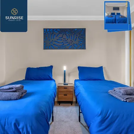 Casa de férias Muirton House 2 - Sleeps 8 Has 4 Twin Bedrooms With 4 Car Driveway, 2 Bathrooms, Smart Tv, Fully Equipped Kitchen, Large Dining And Living Space, Rear Garden, Free Wifi, Long Stays Welcome, Price Match Gaurantee By Sunrise Short Lets Dundee