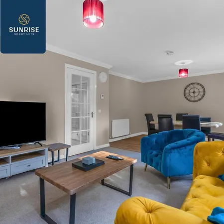 Muirton House 2 - Sleeps 8 Has 4 Twin Bedrooms With 4 Car Driveway, 2 Bathrooms, Smart Tv, Fully Equipped Kitchen, Large Dining And Living Space, Rear Garden, Free Wifi, Long Stays Welcome, Price Match Gaurantee By Sunrise Short Lets *