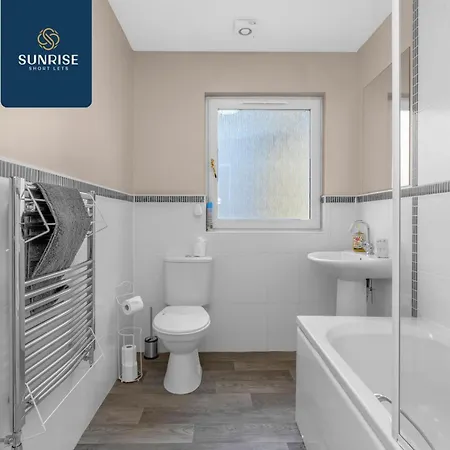 Muirton House 2 - Sleeps 8 Has 4 Twin Bedrooms With 4 Car Driveway, 2 Bathrooms, Smart Tv, Fully Equipped Kitchen, Large Dining And Living Space, Rear Garden, Free Wifi, Long Stays Welcome, Price Match Gaurantee By Sunrise Short Lets Dundee