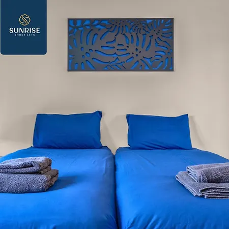 Casa de férias Muirton House 2 - Sleeps 8 Has 4 Twin Bedrooms With 4 Car Driveway, 2 Bathrooms, Smart Tv, Fully Equipped Kitchen, Large Dining And Living Space, Rear Garden, Free Wifi, Long Stays Welcome, Price Match Gaurantee By Sunrise Short Lets