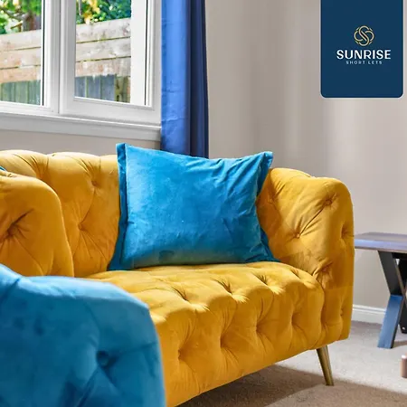 Muirton House 2 - Sleeps 8 Has 4 Twin Bedrooms With 4 Car Driveway, 2 Bathrooms, Smart Tv, Fully Equipped Kitchen, Large Dining And Living Space, Rear Garden, Free Wifi, Long Stays Welcome, Price Match Gaurantee By Sunrise Short Lets Casa de férias *