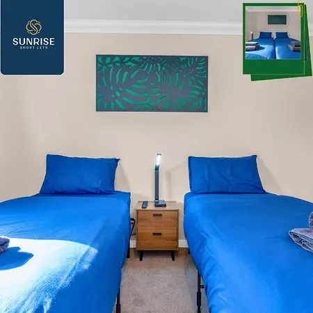 Casa de férias Muirton House 2 - Sleeps 8 Has 4 Twin Bedrooms With 4 Car Driveway, 2 Bathrooms, Smart Tv, Fully Equipped Kitchen, Large Dining And Living Space, Rear Garden, Free Wifi, Long Stays Welcome, Price Match Gaurantee By Sunrise Short Lets *