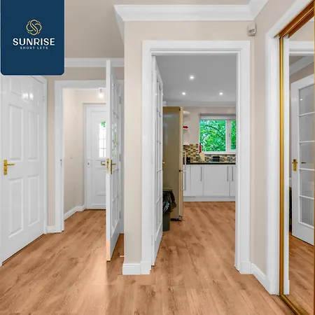Muirton House 2 - Sleeps 8 Has 4 Twin Bedrooms With 4 Car Driveway, 2 Bathrooms, Smart Tv, Fully Equipped Kitchen, Large Dining And Living Space, Rear Garden, Free Wifi, Long Stays Welcome, Price Match Gaurantee By Sunrise Short Lets *
