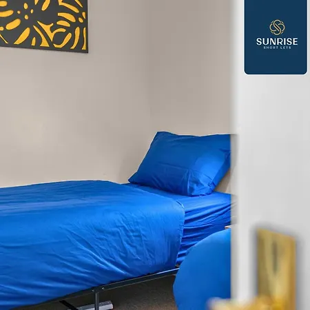 Muirton House 2 - Sleeps 8 Has 4 Twin Bedrooms With 4 Car Driveway, 2 Bathrooms, Smart Tv, Fully Equipped Kitchen, Large Dining And Living Space, Rear Garden, Free Wifi, Long Stays Welcome, Price Match Gaurantee By Sunrise Short Lets Dundee