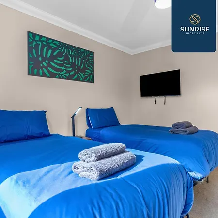 Muirton House 2 - Sleeps 8 Has 4 Twin Bedrooms With 4 Car Driveway, 2 Bathrooms, Smart Tv, Fully Equipped Kitchen, Large Dining And Living Space, Rear Garden, Free Wifi, Long Stays Welcome, Price Match Gaurantee By Sunrise Short Lets * Dundee