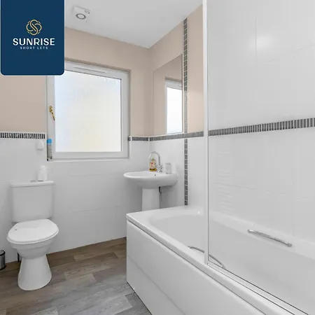 Muirton House 2 - Sleeps 8 Has 4 Twin Bedrooms With 4 Car Driveway, 2 Bathrooms, Smart Tv, Fully Equipped Kitchen, Large Dining And Living Space, Rear Garden, Free Wifi, Long Stays Welcome, Price Match Gaurantee By Sunrise Short Lets