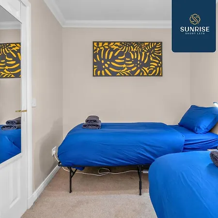 Muirton House 2 - Sleeps 8 Has 4 Twin Bedrooms With 4 Car Driveway, 2 Bathrooms, Smart Tv, Fully Equipped Kitchen, Large Dining And Living Space, Rear Garden, Free Wifi, Long Stays Welcome, Price Match Gaurantee By Sunrise Short Lets Casa de férias
