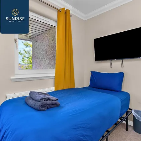 Casa de férias Muirton House 2 - Sleeps 8 Has 4 Twin Bedrooms With 4 Car Driveway, 2 Bathrooms, Smart Tv, Fully Equipped Kitchen, Large Dining And Living Space, Rear Garden, Free Wifi, Long Stays Welcome, Price Match Gaurantee By Sunrise Short Lets *
