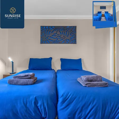 Casa de férias Muirton House 2 - Sleeps 8 Has 4 Twin Bedrooms With 4 Car Driveway, 2 Bathrooms, Smart Tv, Fully Equipped Kitchen, Large Dining And Living Space, Rear Garden, Free Wifi, Long Stays Welcome, Price Match Gaurantee By Sunrise Short Lets Dundee