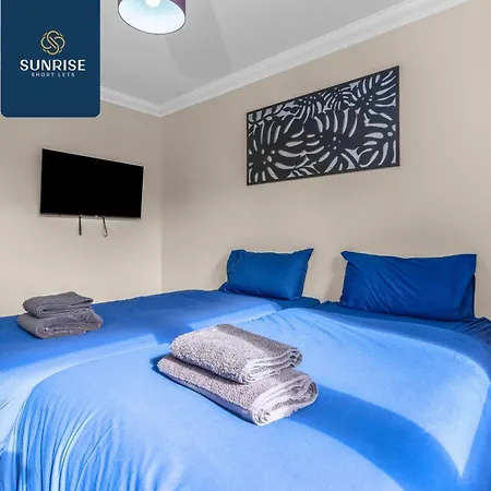 Casa de férias Muirton House 2 - Sleeps 8 Has 4 Twin Bedrooms With 4 Car Driveway, 2 Bathrooms, Smart Tv, Fully Equipped Kitchen, Large Dining And Living Space, Rear Garden, Free Wifi, Long Stays Welcome, Price Match Gaurantee By Sunrise Short Lets *