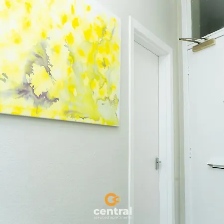 Serviced - 2 Bedroom - Ground Floor - Modern - Sleeps 4 - 2 X Double Beds - Free Street Parking - Fully Equipped - Short & Long Term Available - Contact Us For Your Requirements Apartment *