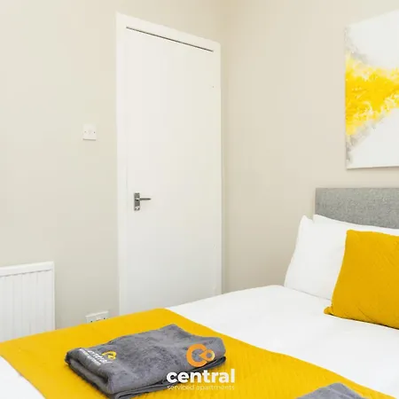 Serviced - 2 Bedroom - Ground Floor - Modern - Sleeps 4 - 2 X Double Beds - Free Street Parking - Fully Equipped - Short & Long Term Available - Contact Us For Your Requirements *