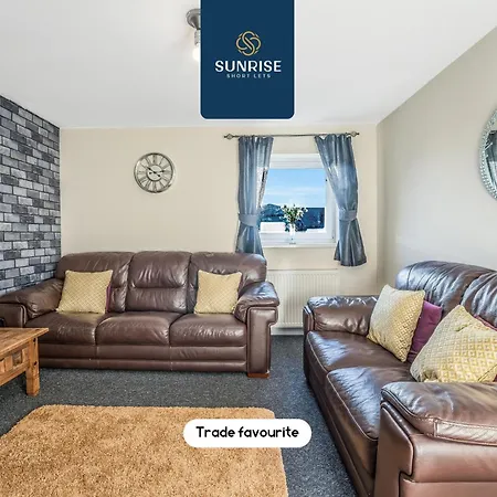 The Law, Has 4 Rooms With Tvs, 2 Bathrooms, Central, Free Parking, Fully Equipped, Contractor And Trades Favourite, 5 Mins To Centre - Vat And Reduced Price Gaurantee And Long Stay Rates Available, Go To Sunrise Short Lets Dundee Apartment *