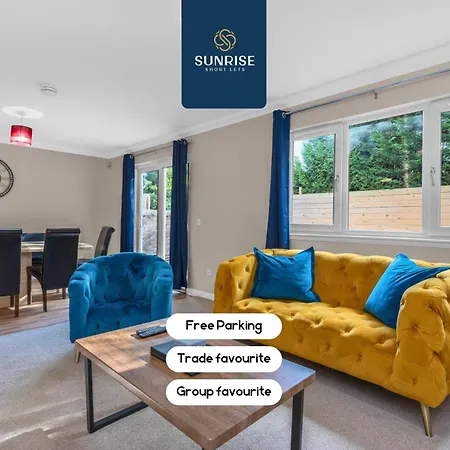 Casa de férias Muirton House 2 - Sleeps 8 Has 4 Twin Bedrooms With 4 Car Driveway, 2 Bathrooms, Smart Tv, Fully Equipped Kitchen, Large Dining And Living Space, Rear Garden, Free Wifi, Long Stays Welcome, Price Match Gaurantee By Sunrise Short Lets *