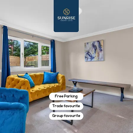 Muirton House 2 - Sleeps 8 Has 4 Twin Bedrooms With 4 Car Driveway, 2 Bathrooms, Smart Tv, Fully Equipped Kitchen, Large Dining And Living Space, Rear Garden, Free Wifi, Long Stays Welcome, Price Match Gaurantee By Sunrise Short Lets *