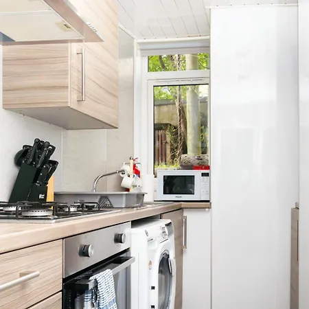 Apartment Serviced Apartments: Cozy 2-bedroom With Access Dundee