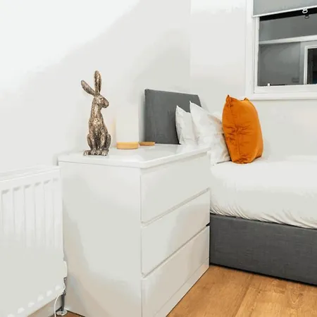 Central Serviced - 2 Bedrooms - Modern - Unique Touches - Free Street Parking - Fully Equipped - Close To City Centre - Short & Long Term Available - Contact Us For Your Requirements *
