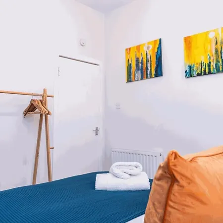 Central Serviced - 2 Bedrooms - Modern - Unique Touches - Free Street Parking - Fully Equipped - Close To City Centre - Short & Long Term Available - Contact Us For Your Requirements Dundee