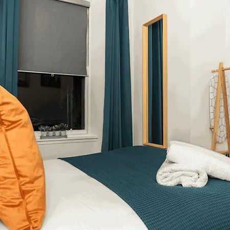 Apartamento Central Serviced - 2 Bedrooms - Modern - Unique Touches - Free Street Parking - Fully Equipped - Close To City Centre - Short & Long Term Available - Contact Us For Your Requirements