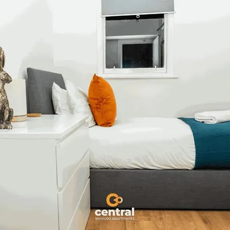 Central Serviced - 2 Bedrooms - Modern - Unique Touches - Free Street Parking - Fully Equipped - Close To City Centre - Short & Long Term Available - Contact Us For Your Requirements Apartamento