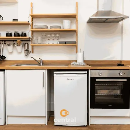 Apartamento Central Serviced - 2 Bedrooms - Modern - Unique Touches - Free Street Parking - Fully Equipped - Close To City Centre - Short & Long Term Available - Contact Us For Your Requirements *