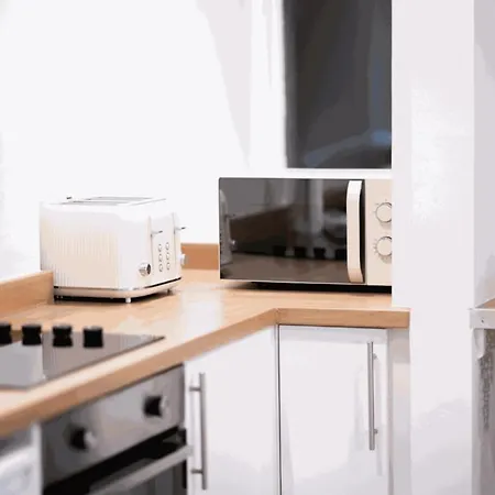 Apartamento Central Serviced - 2 Bedrooms - Modern - Unique Touches - Free Street Parking - Fully Equipped - Close To City Centre - Short & Long Term Available - Contact Us For Your Requirements Dundee
