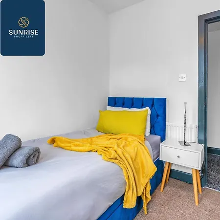 The Dens, 3 Rooms, 4 Beds, 2 Bathrooms, Fully Equipped, Wifi, Free Street Parking, 3rd Floor Apartment Dundee