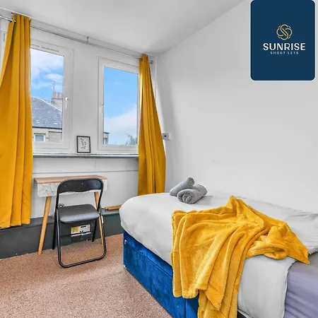 The Dens, 3 Rooms, 4 Beds, 2 Bathrooms, Fully Equipped, Wifi, Free Street Parking, 3rd Floor Apartment *
