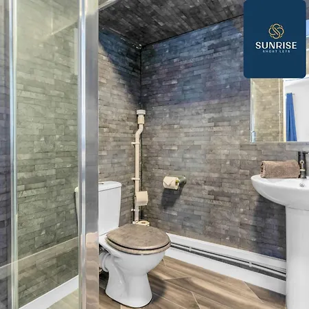 The Dens, 3 Rooms, 4 Beds, 2 Bathrooms, Fully Equipped, Wifi, Free Street Parking, 3rd Floor Apartment *