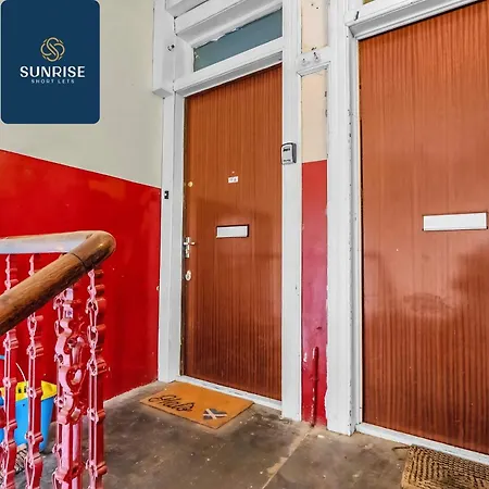 The Dens, 3 Rooms, 4 Beds, 2 Bathrooms, Fully Equipped, Wifi, Free Street Parking, 3rd Floor Apartment Dundee