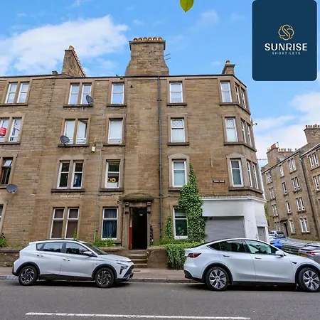 The Dens, 3 Rooms, 4 Beds, 2 Bathrooms, Fully Equipped, Wifi, Free Street Parking, 3rd Floor Apartment