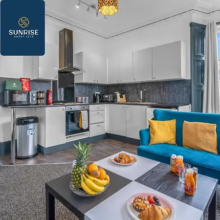 The Dens, 3 Rooms, 4 Beds, 2 Bathrooms, Fully Equipped, Wifi, Free Street Parking, 3rd Floor Apartment *