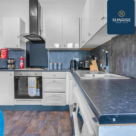 The Dens, 3 Rooms, 4 Beds, 2 Bathrooms, Fully Equipped, Wifi, Free Street Parking, 3rd Floor * Dundee