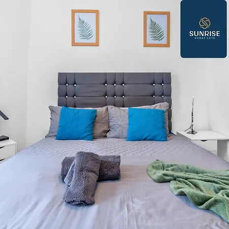 The Dens, 3 Rooms, 4 Beds, 2 Bathrooms, Fully Equipped, Wifi, Free Street Parking, 3rd Floor Apartment *