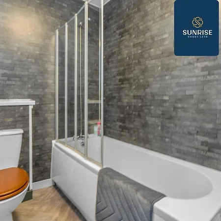 Apartment The Dens, 3 Rooms, 4 Beds, 2 Bathrooms, Fully Equipped, Wifi, Free Street Parking, 3rd Floor *