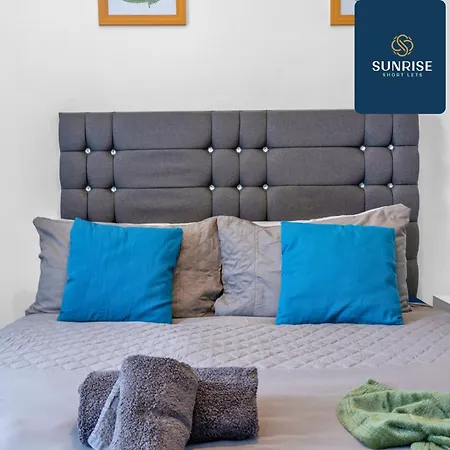 The Dens, 3 Rooms, 4 Beds, 2 Bathrooms, Fully Equipped, Wifi, Free Street Parking, 3rd Floor *