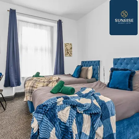 The Dens, 3 Rooms, 4 Beds, 2 Bathrooms, Fully Equipped, Wifi, Free Street Parking, 3rd Floor Apartment *