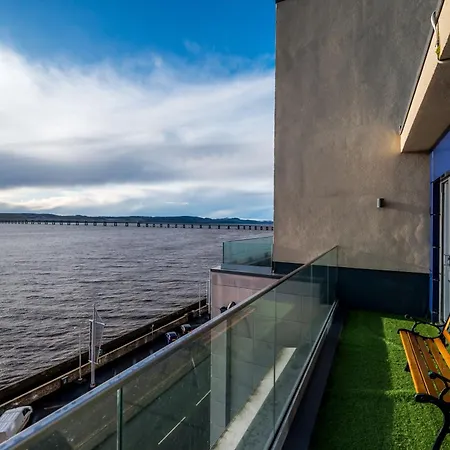 Luxe Riverside Duplex Penthouse, Amazing Views With 2 X Balcony, 3 X King Bedrooms, 2 X Bathrooms, Fully Equipped, River And City Views, Poker Table Plus Games, Free Parking, 10 Min To Uni And 5 Mins To Supermarket, Car Hire Available Poa Apartment