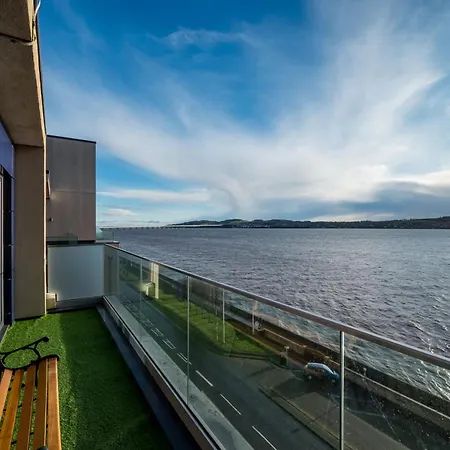 Luxe Riverside Duplex Penthouse, Amazing Views With 2 X Balcony, 3 X King Bedrooms, 2 X Bathrooms, Fully Equipped, River And City Views, Poker Table Plus Games, Free Parking, 10 Min To Uni And 5 Mins To Supermarket, Car Hire Available Poa