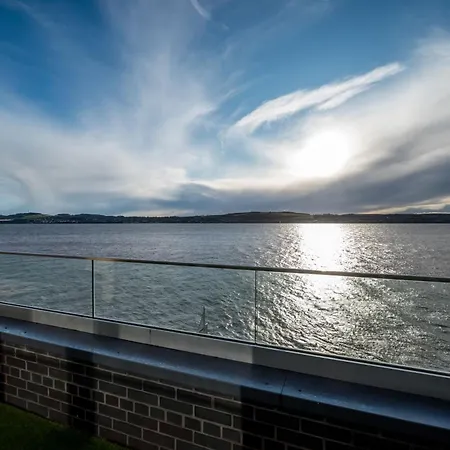 Luxe Riverside Duplex Penthouse, Amazing Views With 2 X Balcony, 3 X King Bedrooms, 2 X Bathrooms, Fully Equipped, River And City Views, Poker Table Plus Games, Free Parking, 10 Min To Uni And 5 Mins To Supermarket, Car Hire Available Poa Apartment *