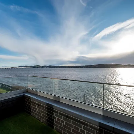 Apartment Luxe Riverside Duplex Penthouse, Amazing Views With 2 X Balcony, 3 X King Bedrooms, 2 X Bathrooms, Fully Equipped, River And City Views, Poker Table Plus Games, Free Parking, 10 Min To Uni And 5 Mins To Supermarket, Car Hire Available Poa Dundee