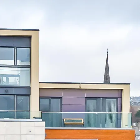 Luxe Riverside Duplex Penthouse, Amazing Views With 2 X Balcony, 3 X King Bedrooms, 2 X Bathrooms, Fully Equipped, River And City Views, Poker Table Plus Games, Free Parking, 10 Min To Uni And 5 Mins To Supermarket, Car Hire Available Poa Apartment