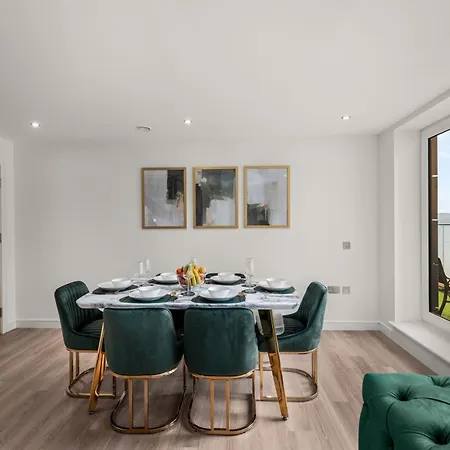 Luxe Riverside Duplex Penthouse, Amazing Views With 2 X Balcony, 3 X King Bedrooms, 2 X Bathrooms, Fully Equipped, River And City Views, Poker Table Plus Games, Free Parking, 10 Min To Uni And 5 Mins To Supermarket, Car Hire Available Poa
